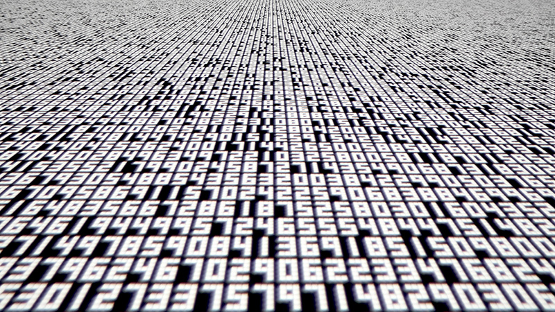 료지 이케다의 data.tron 작품 사진. 흑백 숫자가 화면을 촘촘하게 채워 깊이감 있는 패턴을 형성한다.
